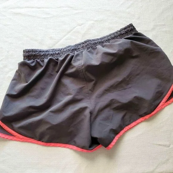 Women's Small Under Armour Shorts - Picture 3 of 4